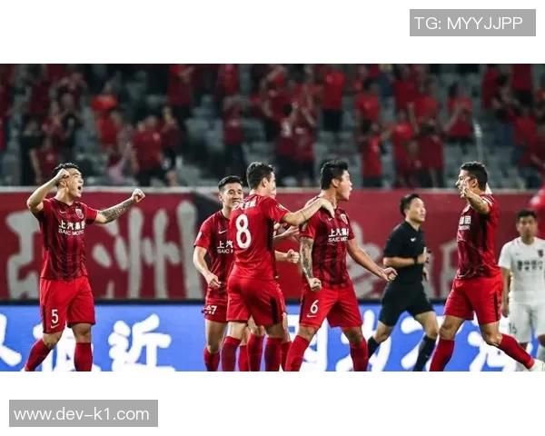 恒大与上港激战正酣中超巅峰对决引发球迷热议与期待