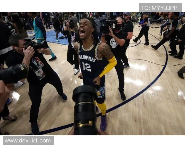 步行者与骑士激战正酣球场上的对决引发球迷热议与期待